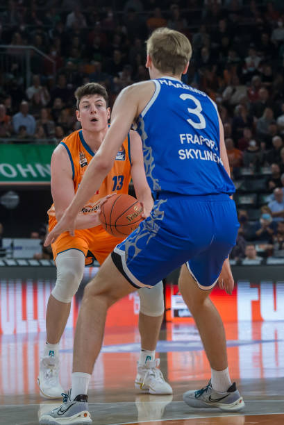 程打下了坚 程打下了坚